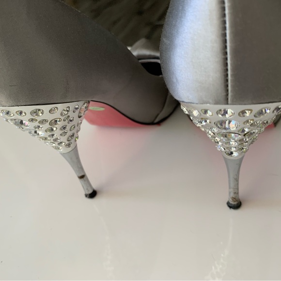 Paris Hilton SPELLED SATIN Court Shoes - Picture 2 of 2